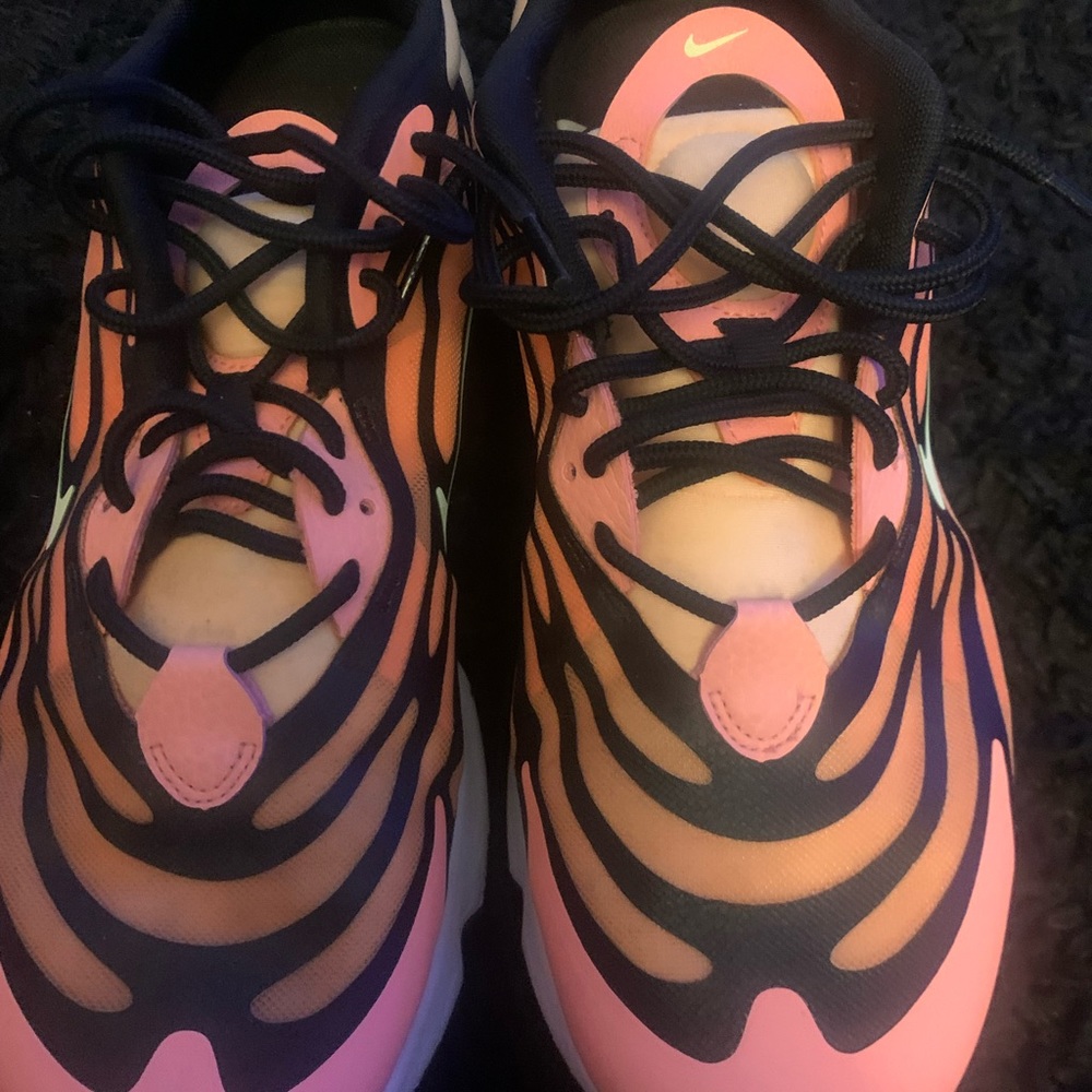 Only worn a couple times,fits good,quality is amazing,looks amazing